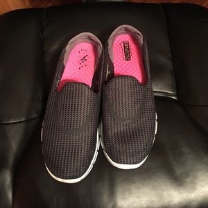 Black Skechers Go Walk 3