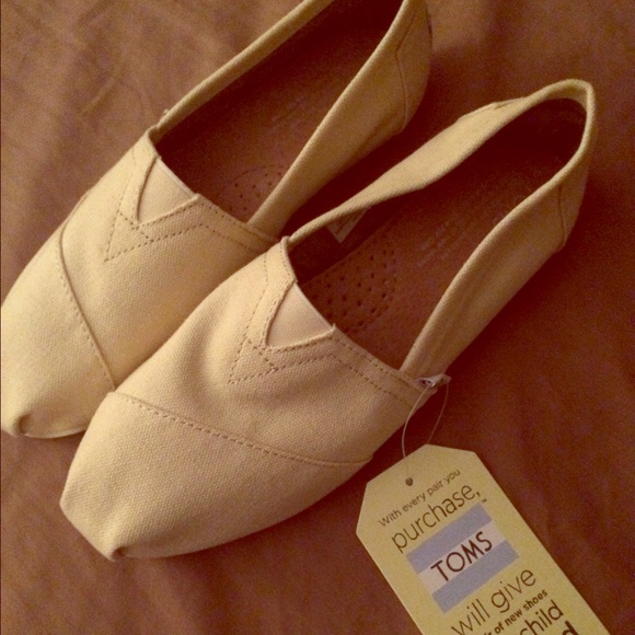 NWT TOMS classic canvas in ivory size 6
