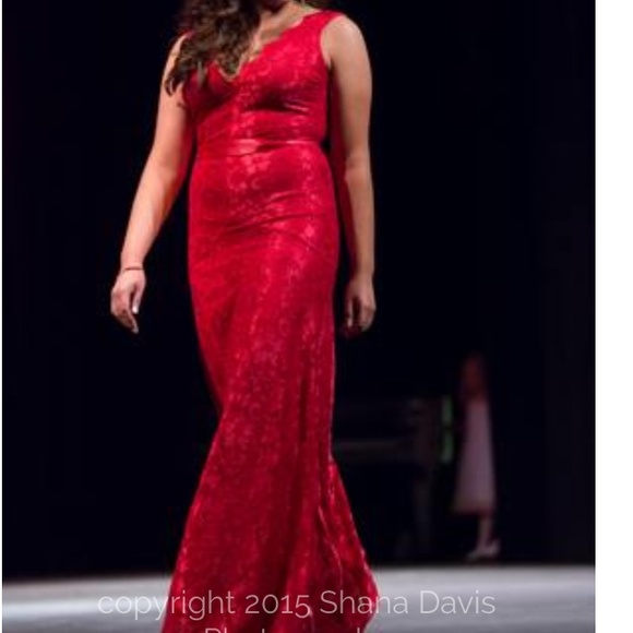 Red lace slim fitting gown