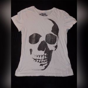 white tee with skull 💀