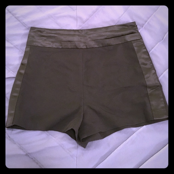 High-waisted black shorts - Picture 1 of 3