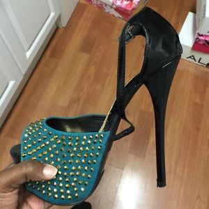 Spiked turquoise and black heel