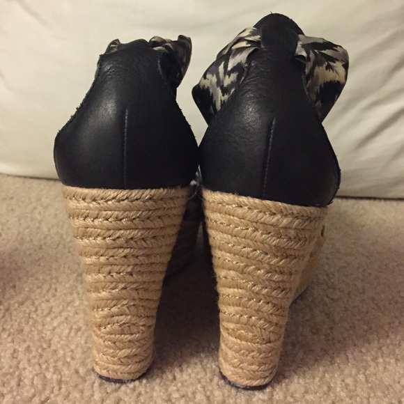 UGG Tie up wedges - Picture 2 of 3