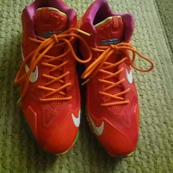LEBRON FRUITY PEBBLES