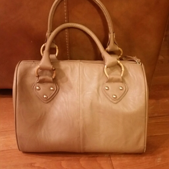 SOLD! GORGEOUS NEW W/OUT TAGS BOUTIQUE BARREL BAG - Picture 2 of 4