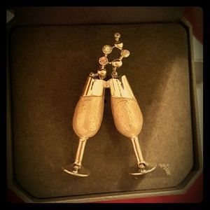 Brooches a must Accessories for Holidays