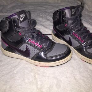 Gently used high top Nike shoes
