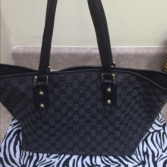 Gucci. authentic. small blemish in last pic