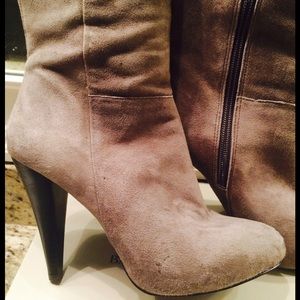 Sharp Gianni Bini grey suede boots!!