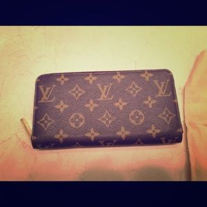 Louis Vuitton zippy wallet in monogam