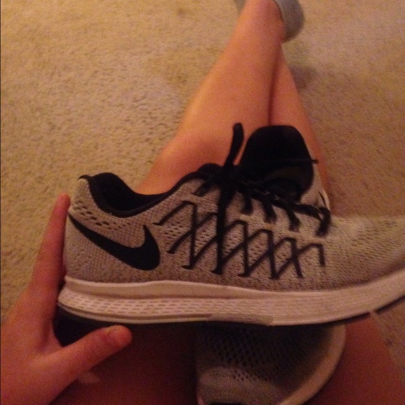 Nike tennis shoes - Picture 2 of 2