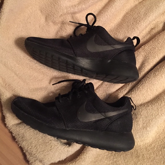 Triple Black Roshe Runs