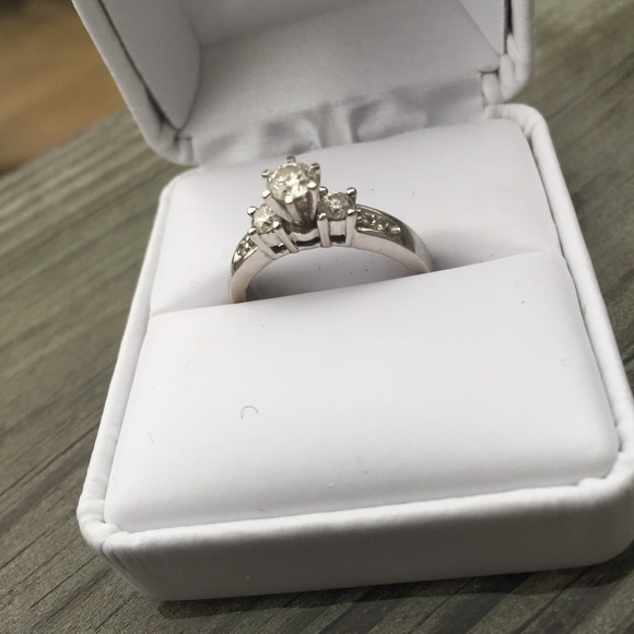 14K diamond engagement ring SOLD - Picture 2 of 4