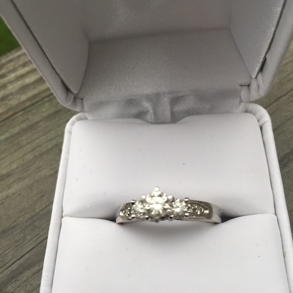 14K diamond engagement ring SOLD - Picture 3 of 4