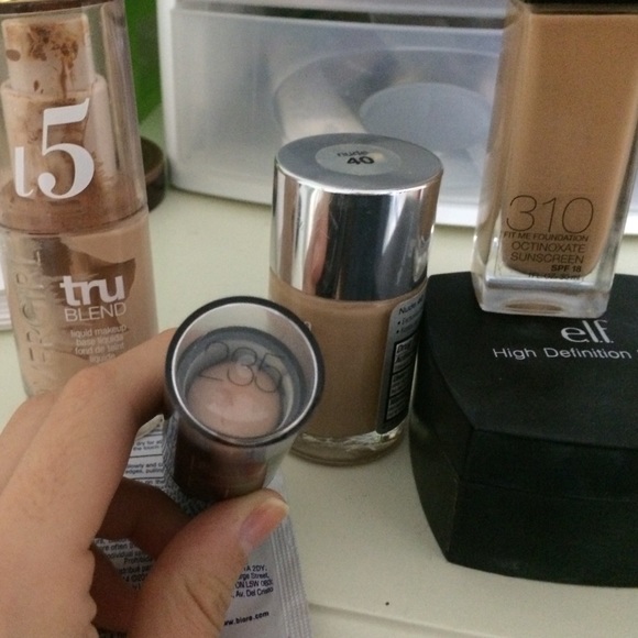 Translucent powder e.lf and foundation - Picture 2 of 3