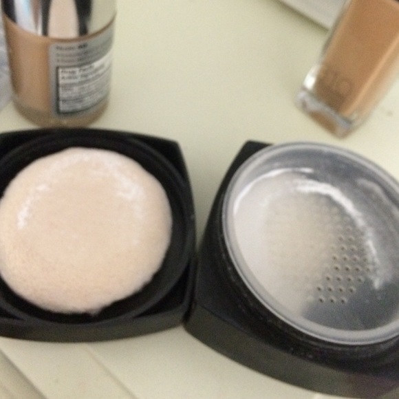 Translucent powder e.lf and foundation - Picture 3 of 3