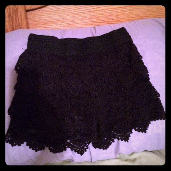 Black lace shorts - Picture 1 of 2