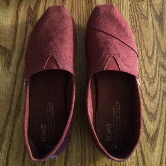 TOMS -maroon
