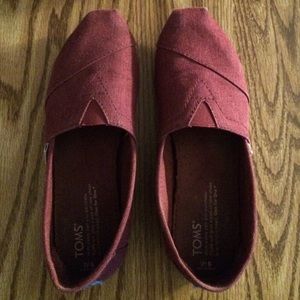 TOMS -maroon