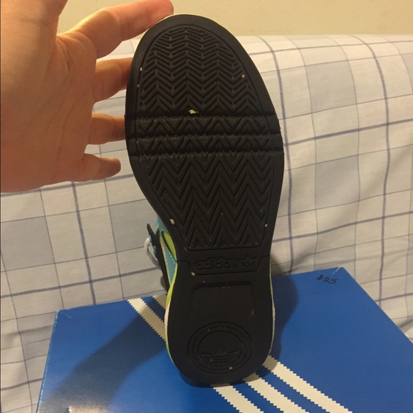 ADIDAS ROUNDHOUSE SNEAKER - Picture 2 of 4