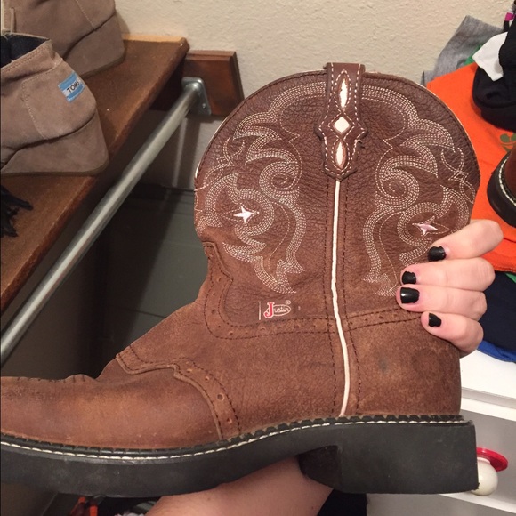 Size 8.5 Justin short boots