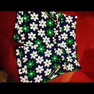 green and white hi-wasted daisy shorts 🌼