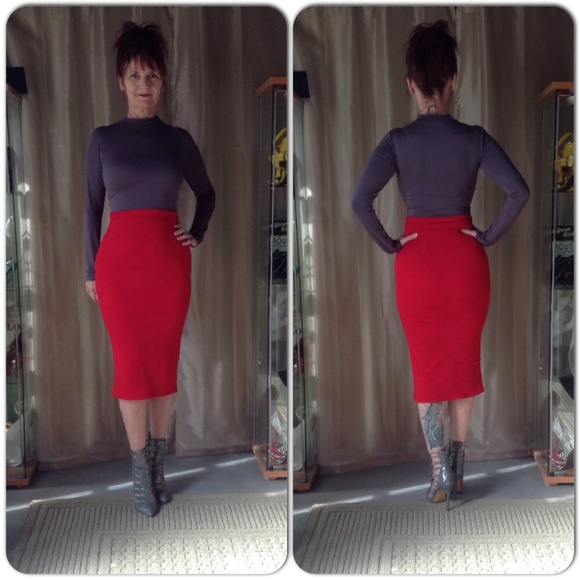 NEW IN PACKAGE 2 PC GRAY & RED SKIRT SET - Picture 2 of 4