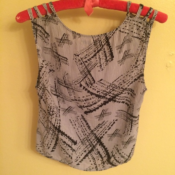 Cute Volcom cut out sleeve crop top - Picture 2 of 3