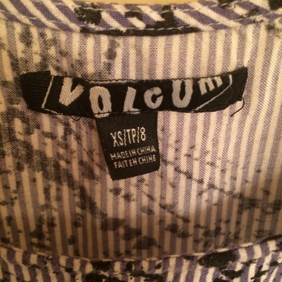 Cute Volcom cut out sleeve crop top - Picture 3 of 3