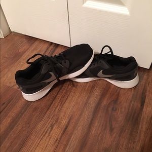 Women's Nike tennis shoes