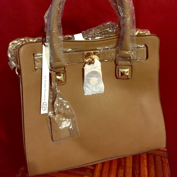 New stylish handbag w/ long strap included.
