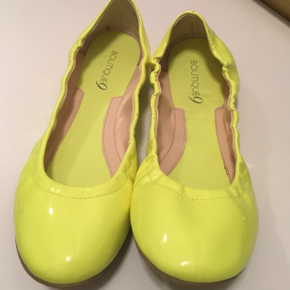 Neon yellow Nine West flats!