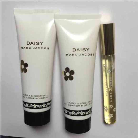 **SOLD** Marc Jacobs Daisy lotion, shower gel