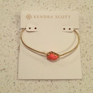Kendra Scott necklace