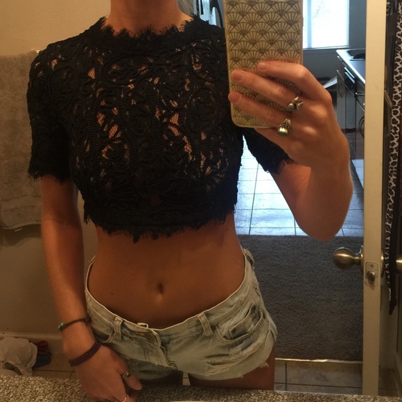 Beautiful black lace crop top - Picture 3 of 4