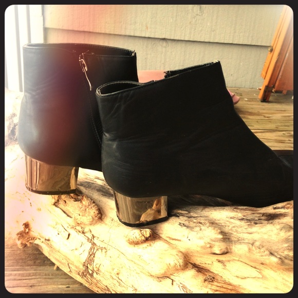 Wanted ankle boots w/metallic heel 7.5