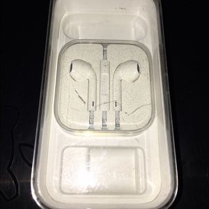 Apple iPhone ear buds and iPhone 5c case