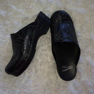 Black dansko clogs
