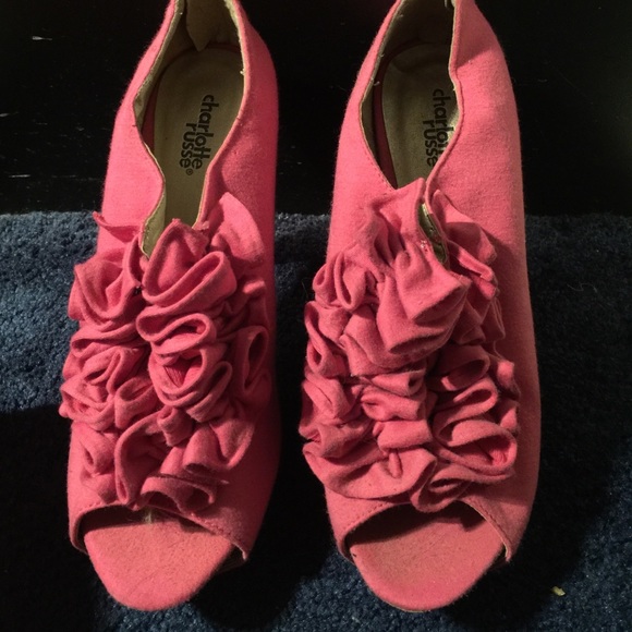 Ruffle pumps