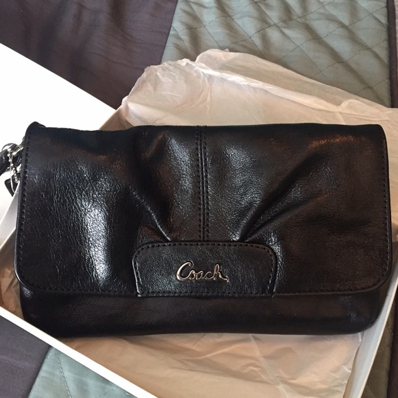 ⬇️Price Drop ⬇️ Coach wristlet/clutch