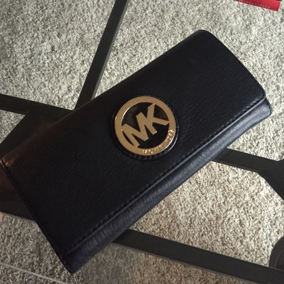 MICHAELMichael Kors FULTON LEATHER CARRYALL WALLET