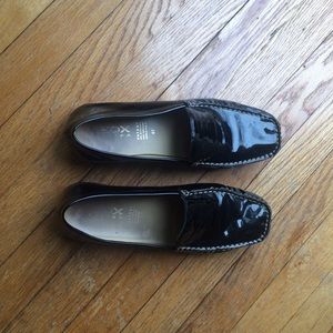 Patent leather GEOX loafers
