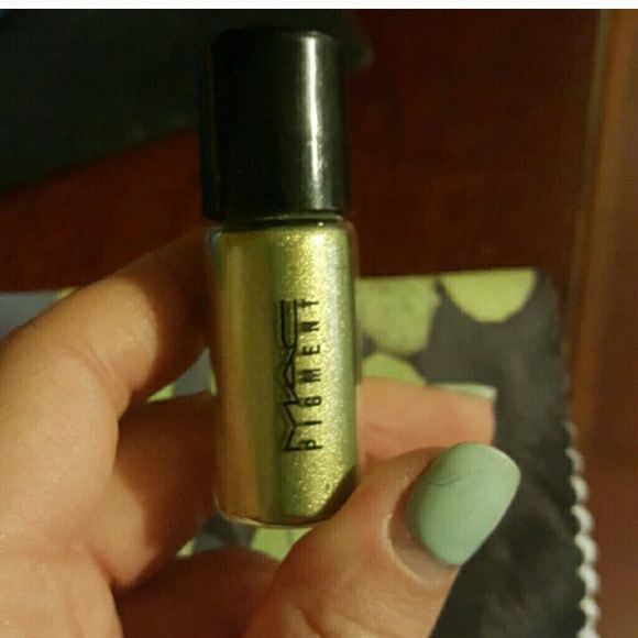 Mac golden olive pigment