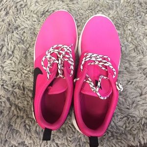 Pink Nike Roshe Run!! 💘
