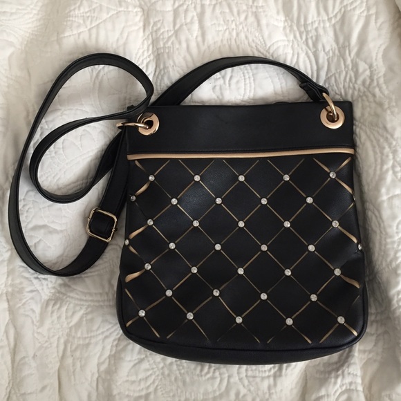 • Black Cross Body Bag •