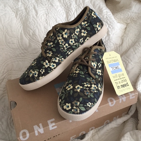 • Floral Print TOMS •