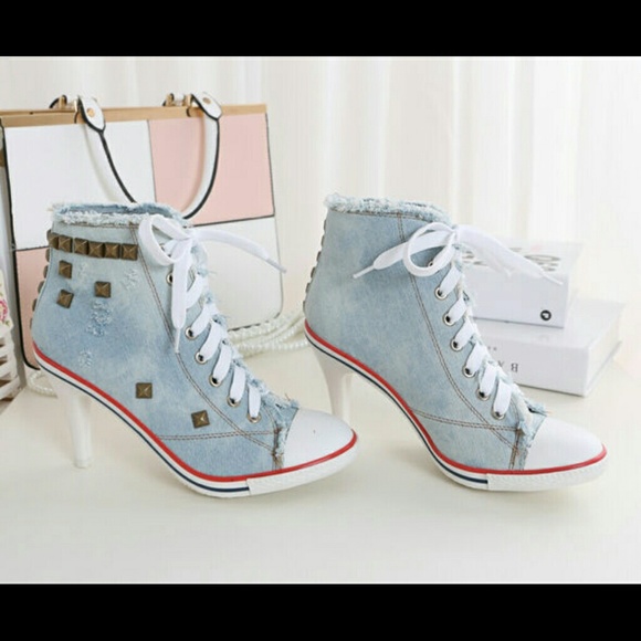 Beautiful brand new never worn chuck taylor heels