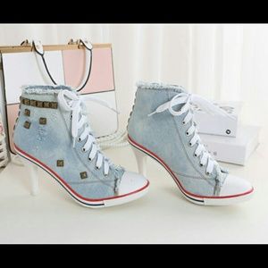 Beautiful brand new never worn chuck taylor heels