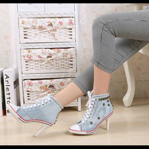 Beautful blue jean chuck Taylor heels