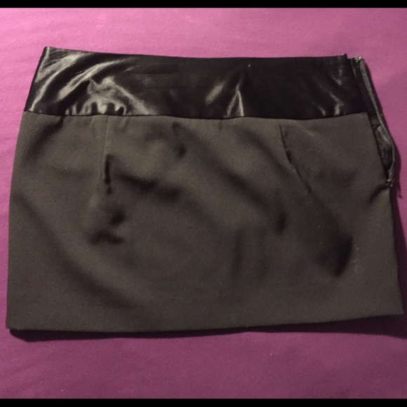 Guess Collection-Mini skirt - Picture 2 of 3